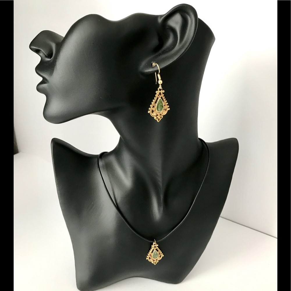 Necklace and earrings choker set